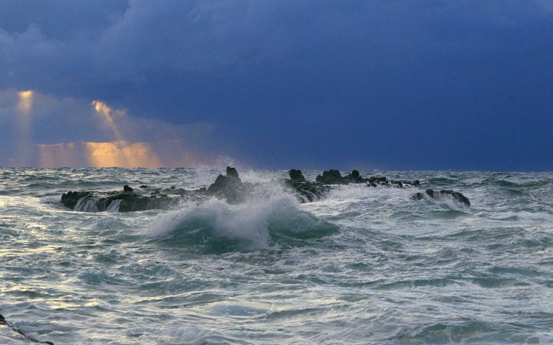 Ветер поднимал волны. Энди Симмонс пейзаж море шторм. Атлантический океан шторм. «Шторм на черном море». Ацвазовский. Бискайский залив волны убийцы.