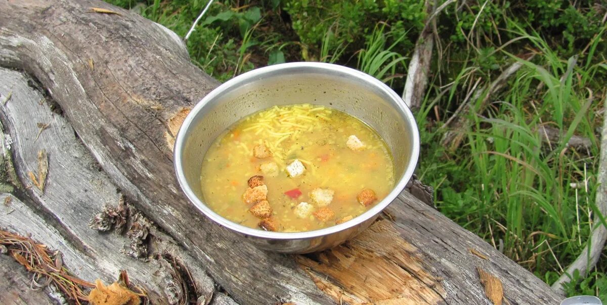 Рецепт горохового супа в казане. Суп в котелке. Походный суп. Суп с тушенкой на костре. Суп в походе.