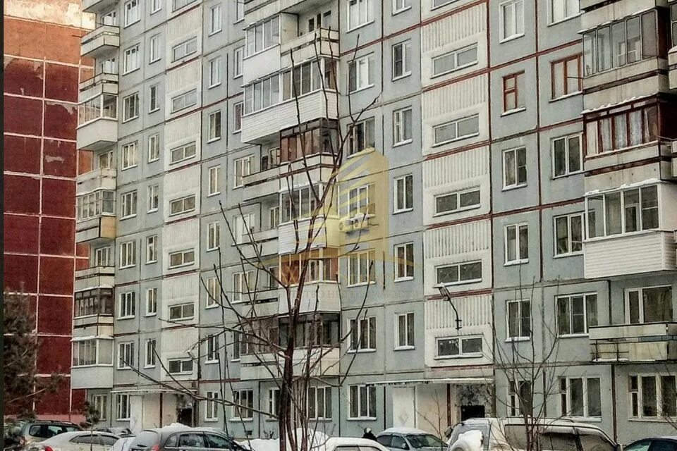 I rent an apartment on Prospect Dzerzhinsky 14/1, stop ATP. Near the market "Ste