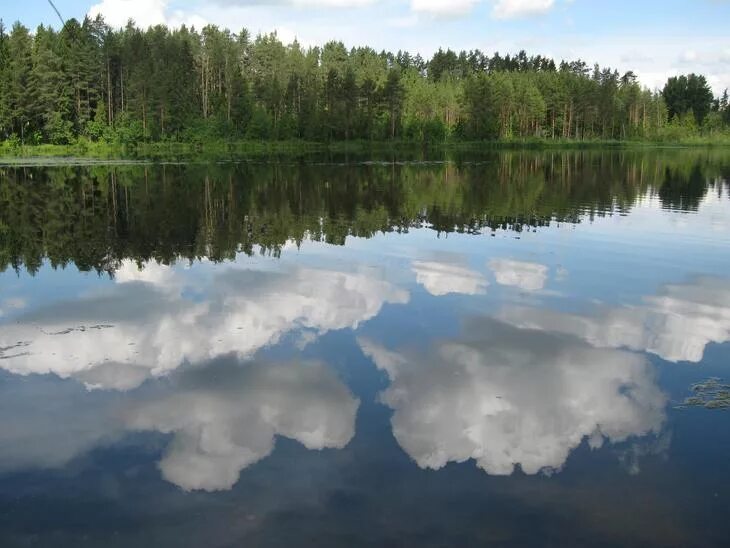 Облако в реке слушать. Чёрное озеро Ивановская область. Чёрное озеро Владимирская область. Озеро Веготское. Отражение облаков в реке.