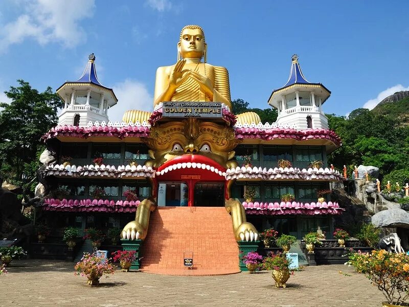 Дамбулла шри ланка. Золотой храм дамбулла в шри-ланке. Золотой пещерный храм дамбулла. Храм золотого будды шри ланка. Золотой пещерный храм дамбулла.