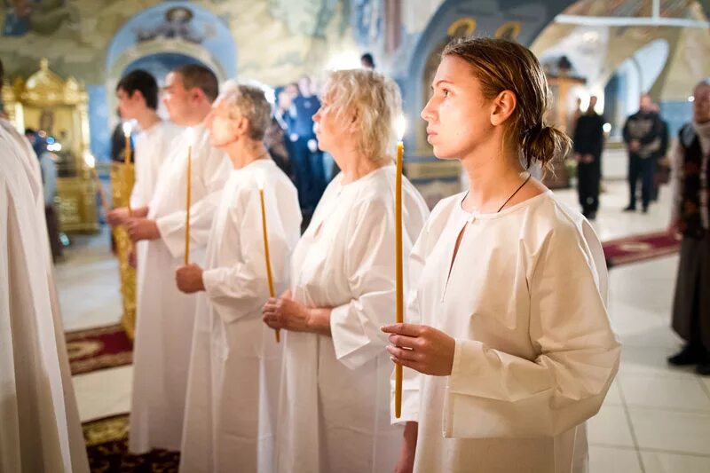Крещение в храме. Крещение таинство Православие. Женщина в храме. Крещение взрослых в храме.