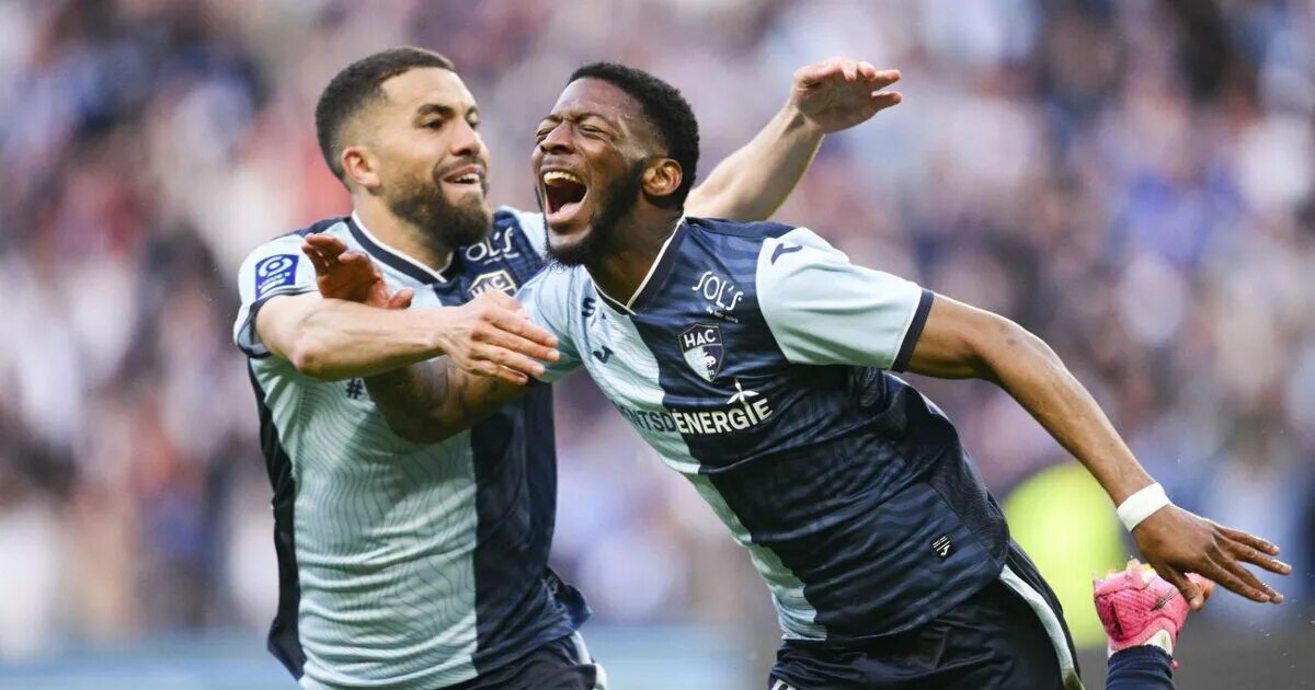 Гавр прогноз. Француз футболист. Гавр эмблема. Футбол гавр. Гавр страсбург логотип.