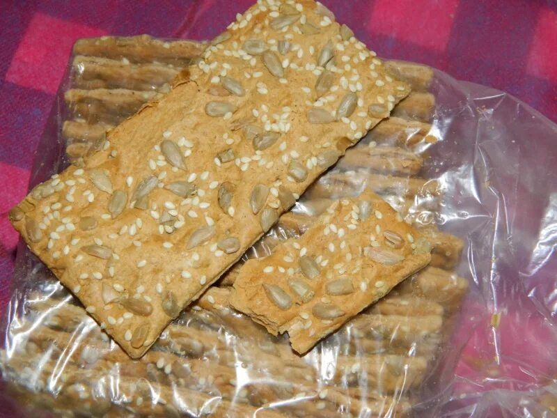 Хлебцы с семечками. Хлебцы мультизлаковые с тыквенными семечками семенами льна и кунжута. Хлебец солодовый сладофф. Хлебцы с семечками и кунжутом. Хлебцы солодовые с семечками.