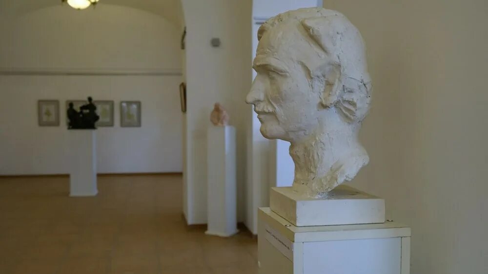 Михаил аникушин скульптор. Скульптор константинович. Олег константинович комов. Анастасия неверова скульптор. Скульптор константинович.