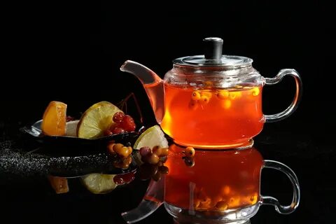 Чай с лимоном в заварочном чайнике