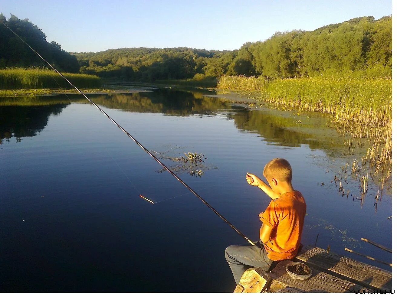 Мальчик ловил рыбу на реке. Рыбалка. Лето рыбалка. Рыбалка летом. Рыбалка на реке.