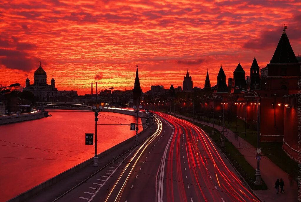 Города с началом красно. Красный закат. Красный город. Красный закат в городе. Кремль на закате.