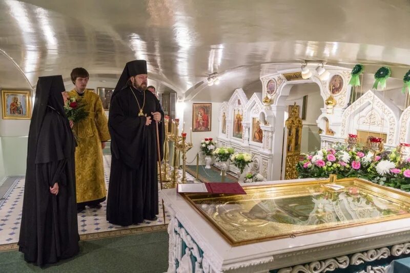 Мощи в санкт петербурге как добраться. Мощи александра невского в санкт-петербурге в лавре. Мощи свт димитрия ростовского. Ксения петербургская мощи часовня. Усыпальница иоанна кронштадтского.