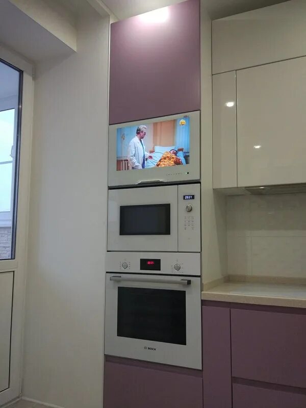 Встраиваемые кухонные телевизоры. Встраиваемый телевизор для кухни avs220w черная. Телевизор встроенный в кухню. Встраиваемый телевизор для кухни. Откидной телевизор на кухню.