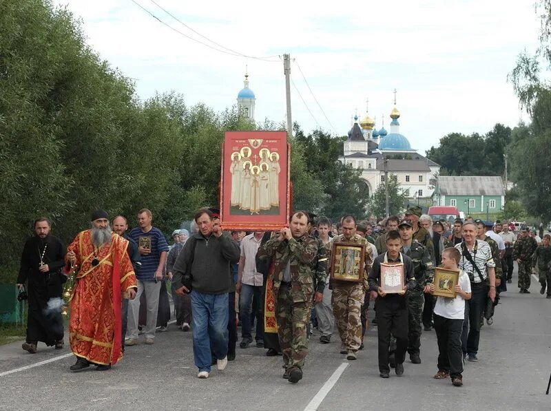 Крестный ход вокруг оптиной пустыни. Крестный ход разгоняют. Оптина пустынь пасха. Оптина крестный ход. Крестный ход в оптиной пустыни.