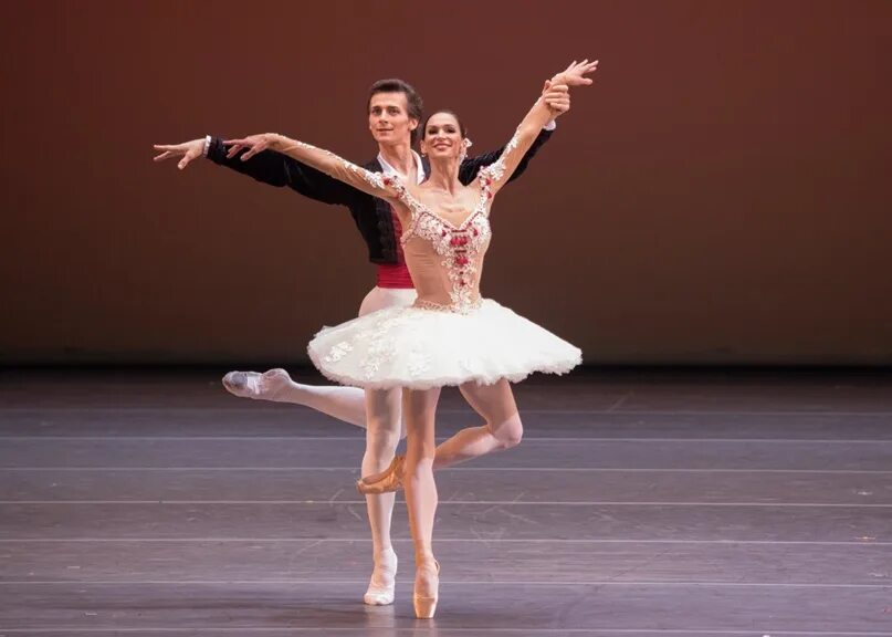 Па известный. Па известный. Оксана скорик лебединое озеро. Па де де лебединое озеро. Роберт паттинсон фото.