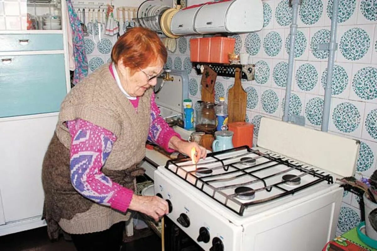 Газ плита. Хозяйка на кухне у плиты. Женщина у плиты. Газовая плита для детей. Газовая плита в квартире.