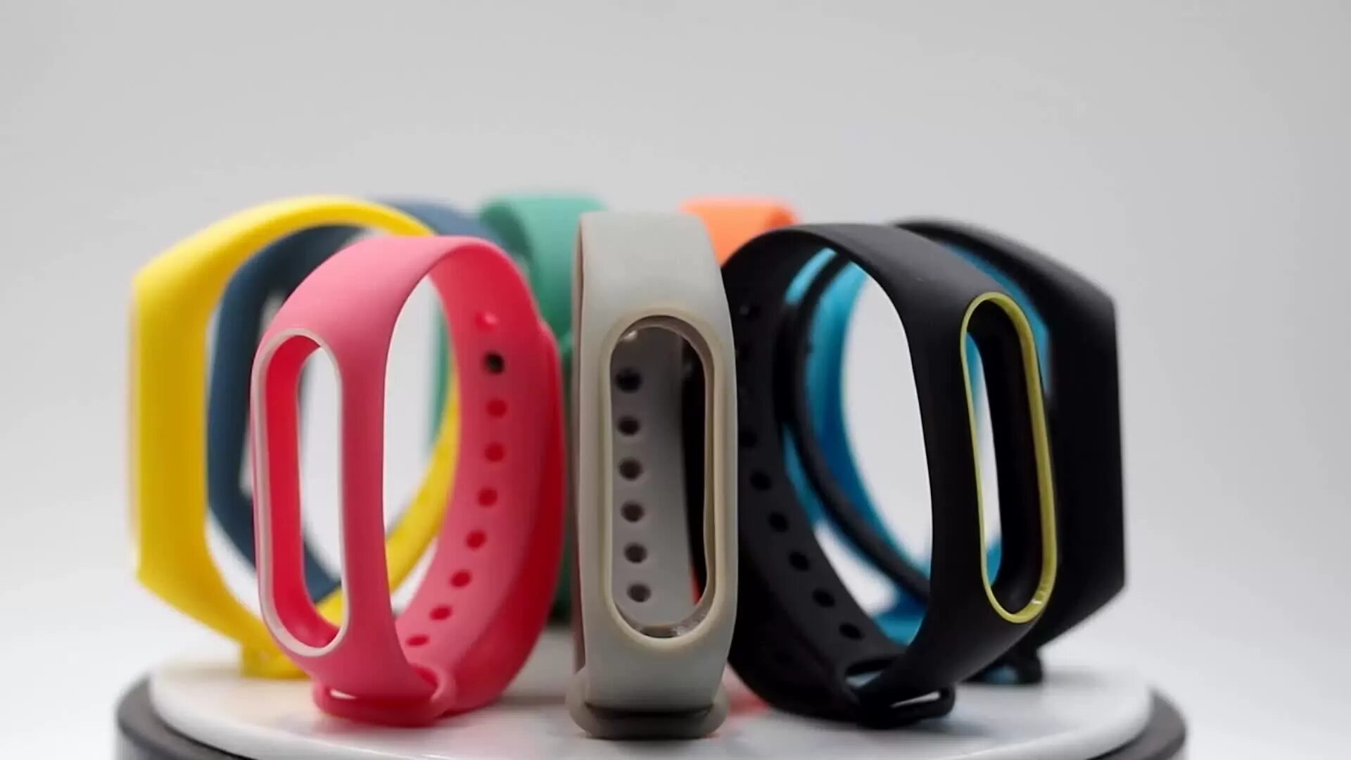 Приложения браслет ми 3. Ремешок mi band 4 серый. Девушка бежит с браслетом mi band 7. Приложения браслет ми 3. Часы xiaomi 3.