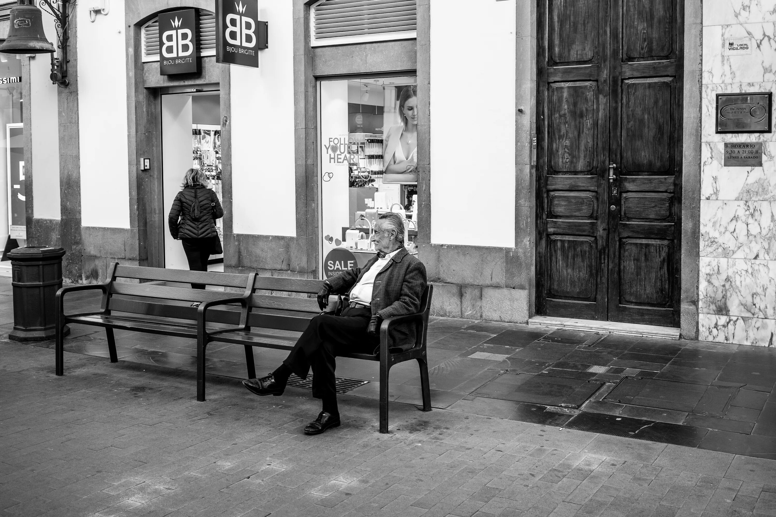 Sit bank. Bank man. Банк как сидят. Bank to sit. The man in the Bank.