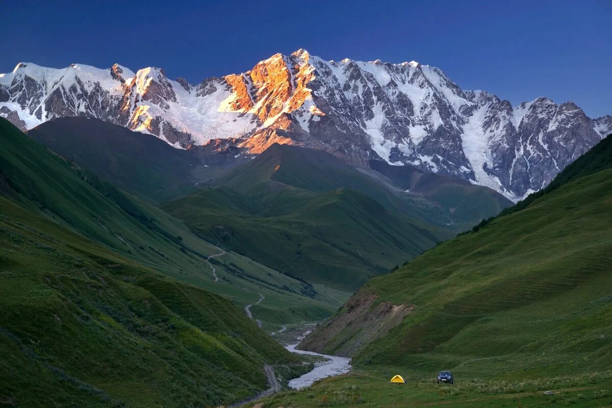 Кавказ самая высокая. Грузия вершина Шхара. Кавказ гора Шхара. Гора Шхара Грузия. Гора Шхара Кабардино Балкария.