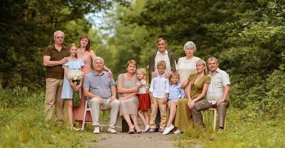 Сеть большая семья. Большая семья. Семья несколько поколений. Фотосессия большой семьи. Фотосессия большой семьи на природе.