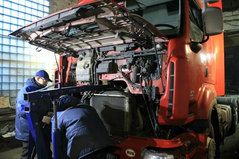 Слесарь грузовых автомобилей. Даф 105 грузовой автоэлектрик. Грузовой автоэлектрик. Автоэлектрик грузовой и спецтехники с выездом. Техобслуживание грузовых автомобилей.