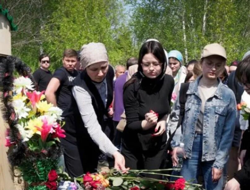 Похороны максима самойленко. Похороны детей в казани погибших в 175 школе. Погибшие солдаты на украине. Гимназия 175 казань похороны. 1 мая умерли.