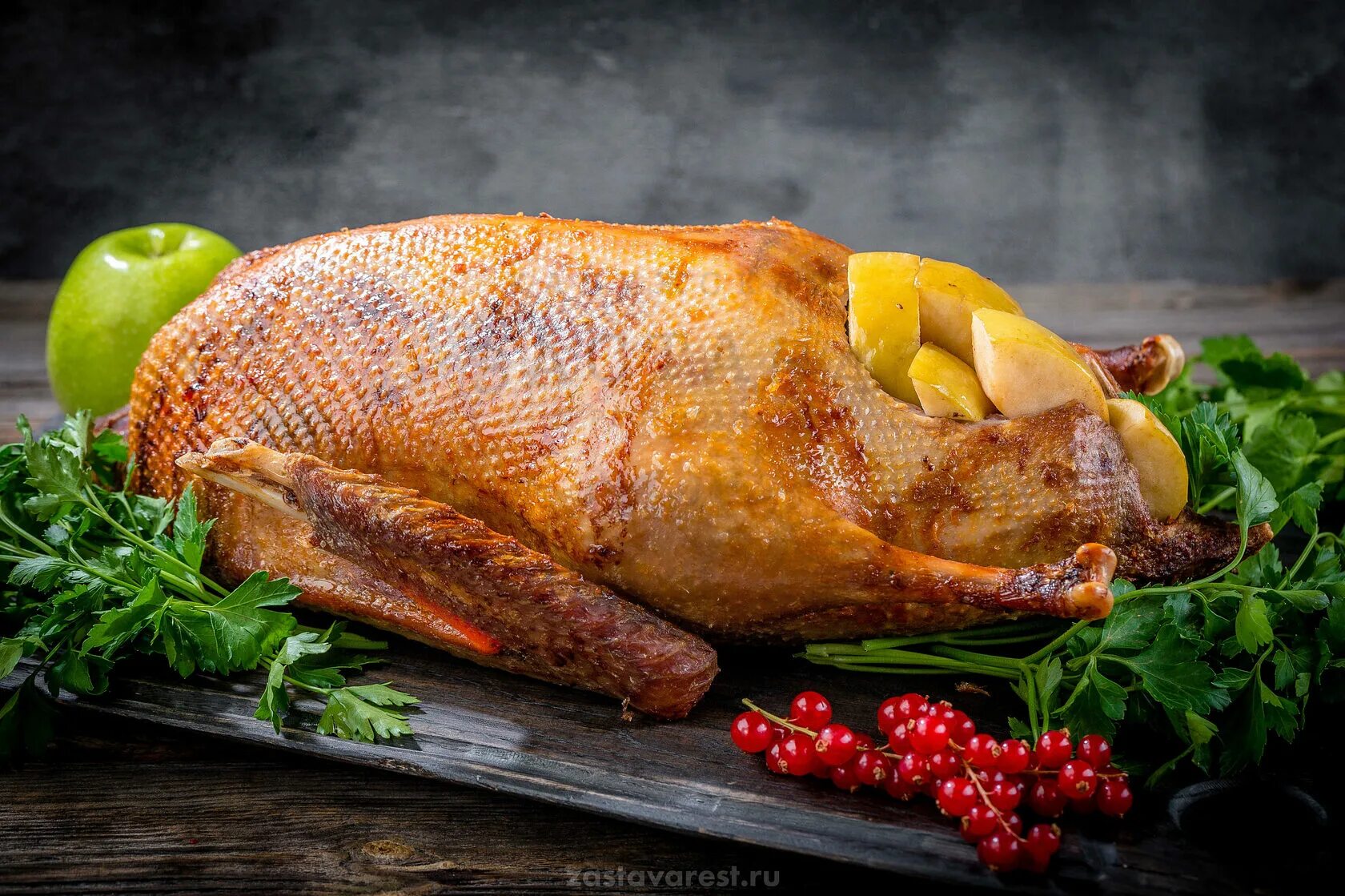 Гусь запеченный в духовке с яблоками. Гусь жареный в духовке. Утка запеченная в духовке. Гусь фаршированный яблоками и черносливом. Гусь мягкое мясо.