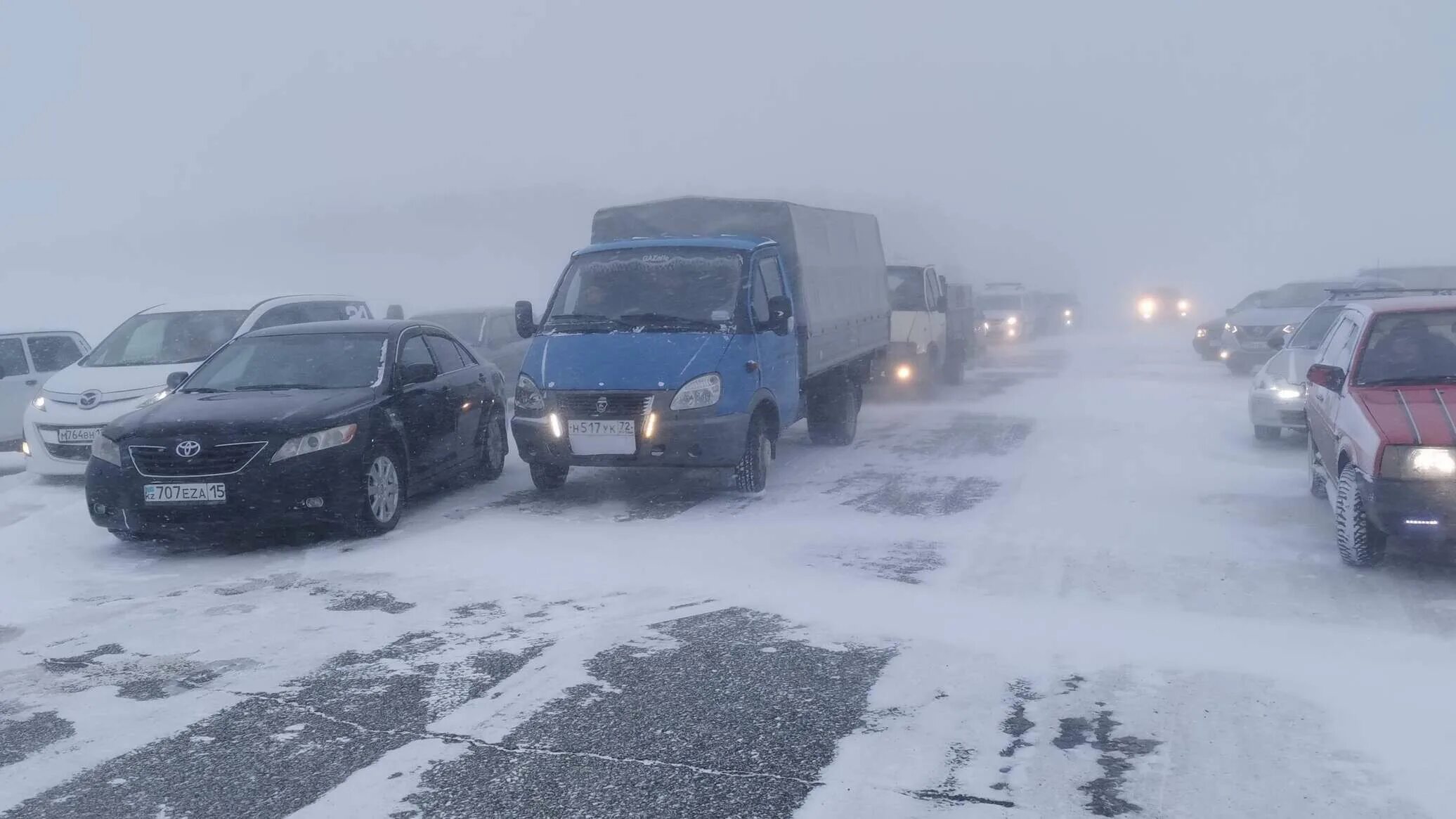 Жаңаөзен ауа райы. Метель в Казахстане. Непогода в Казахстане. Метель на трассе. Метель Казахстан дороги.