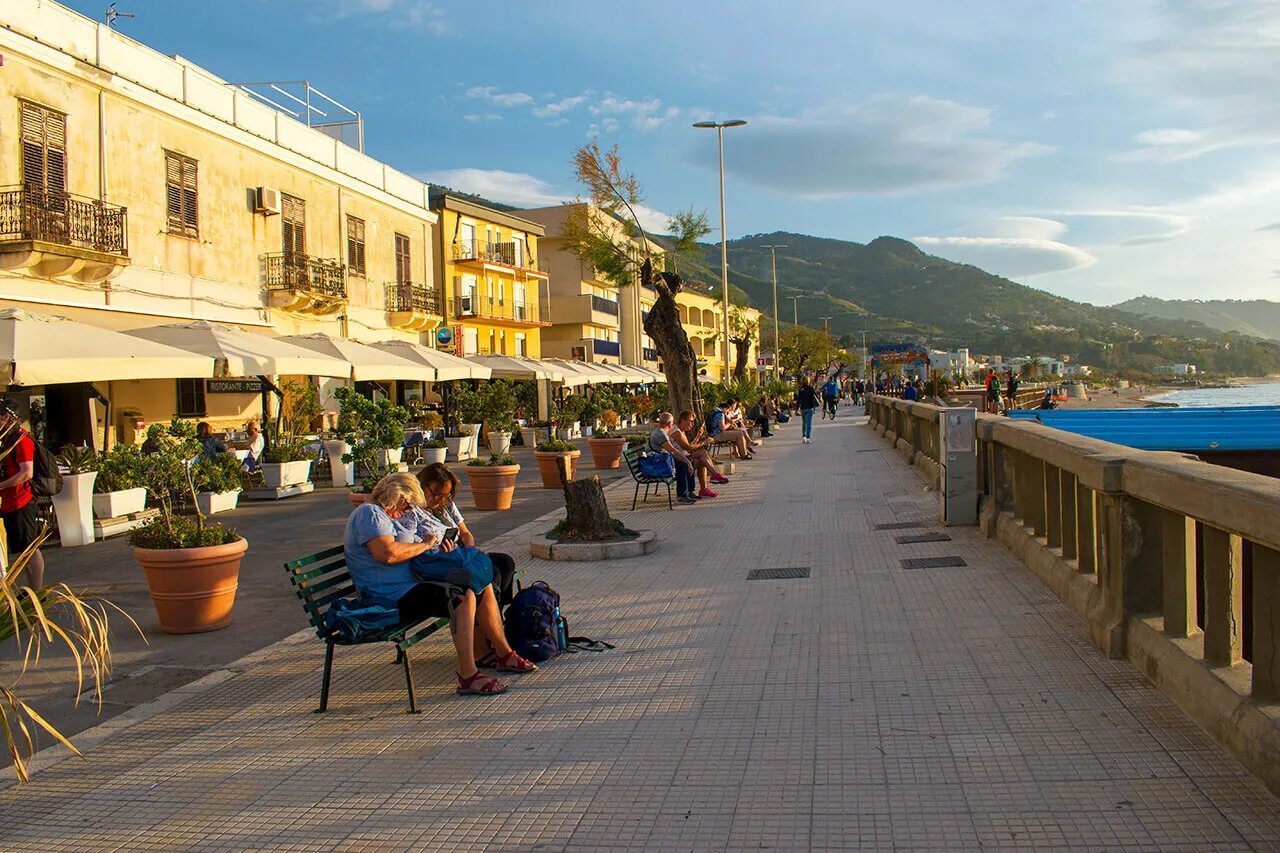 Giardini naxos сицилия. Сицилия набережная. Ното сицилия улицы. Сиракузы сицилия. Сицилия на набережной.