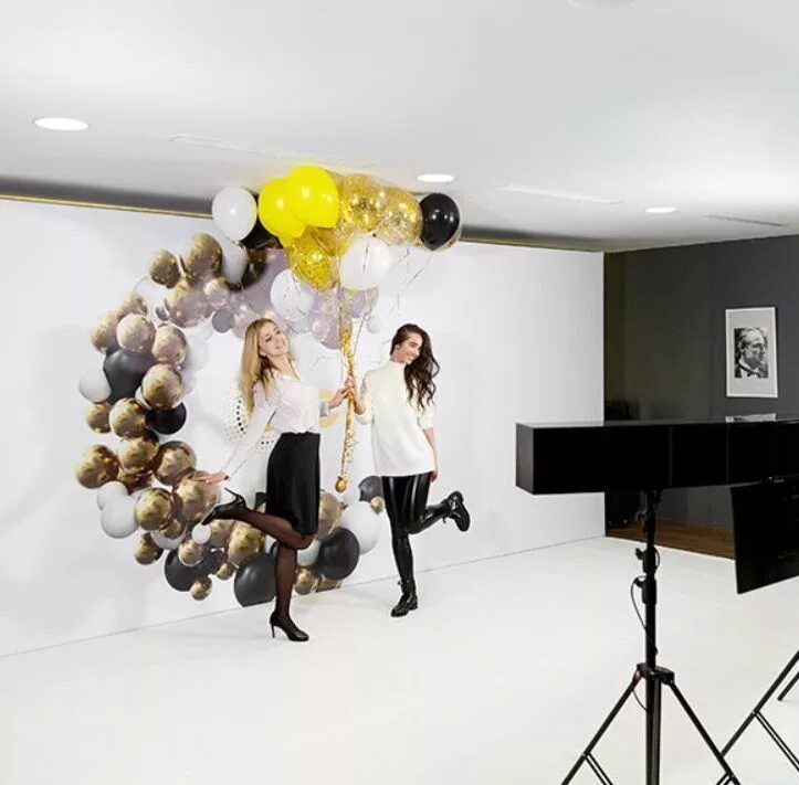 Креативный маркетинг. Стол вид сверху. Тизеры для продвижения дизайнеров. Маркетинг идеи. Тизеры для продвижения дизайнеров.