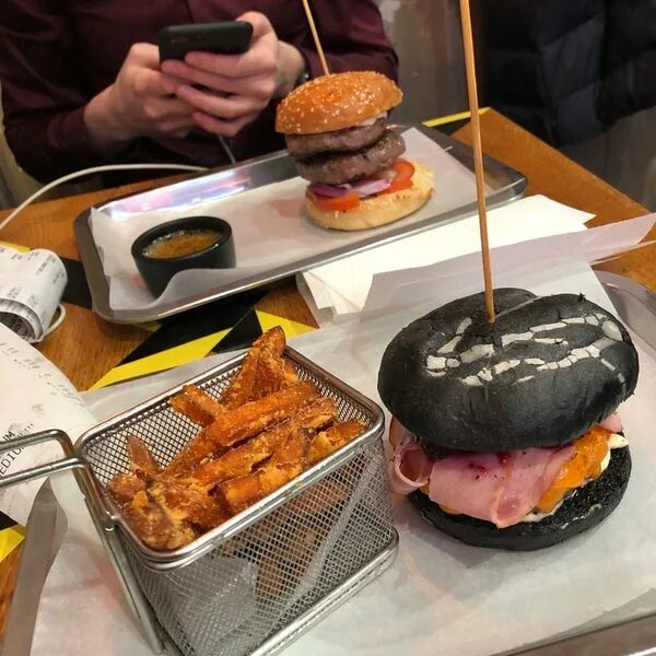 First burger пушкин. Burger heroes пушкино. burger heroes москва. спецагент burger heroes. пушкинская бургер хирос.