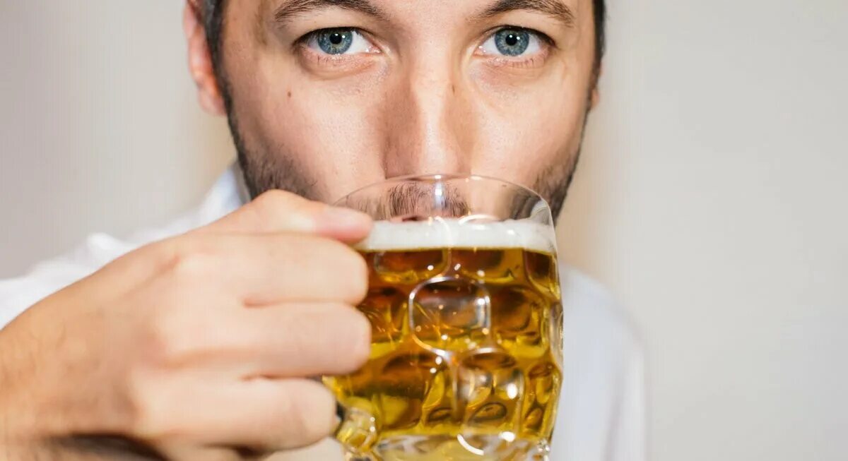 Быстро пьет пиво. Парень с пивом. Пить пиво. Мужик с пивком. Радостный мужик с пивом.