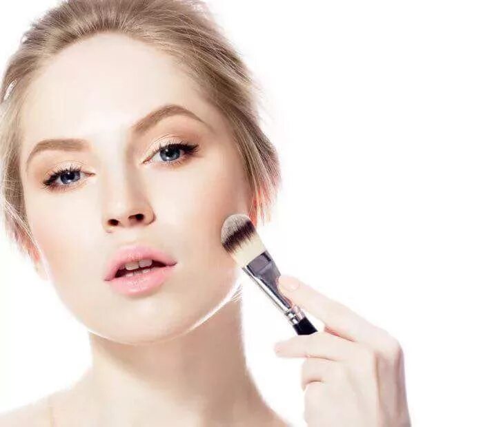 Лицо для макияжа. Clean girl makeup. Девушка делает макияж. Хейли бибер макияж. Женщина наносит макияж.