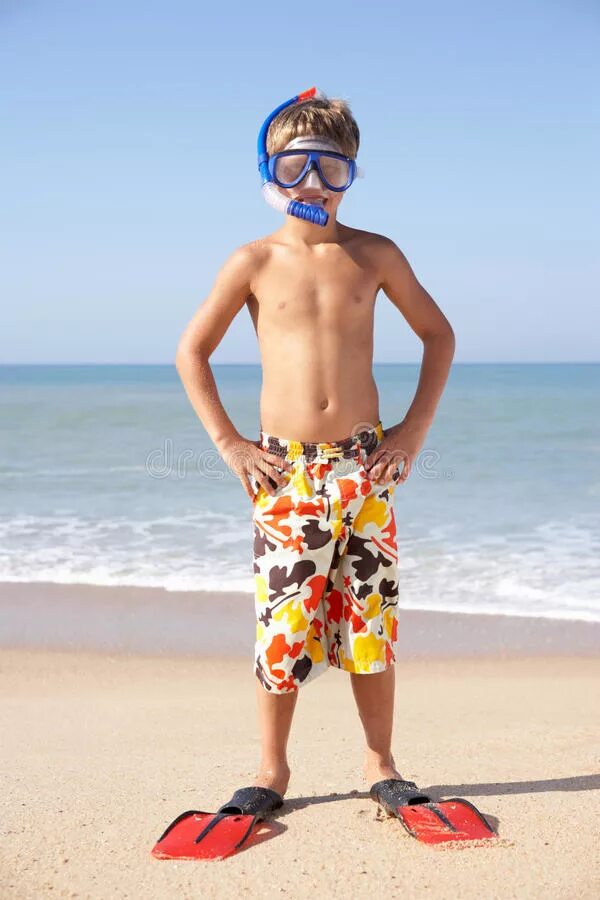 Покажите мальчиков на пляже. Мальчик на песчаном пляже. Мальчик на пляже в белых. Маленький мальчик на пляже. Покажите мальчиков на пляже.