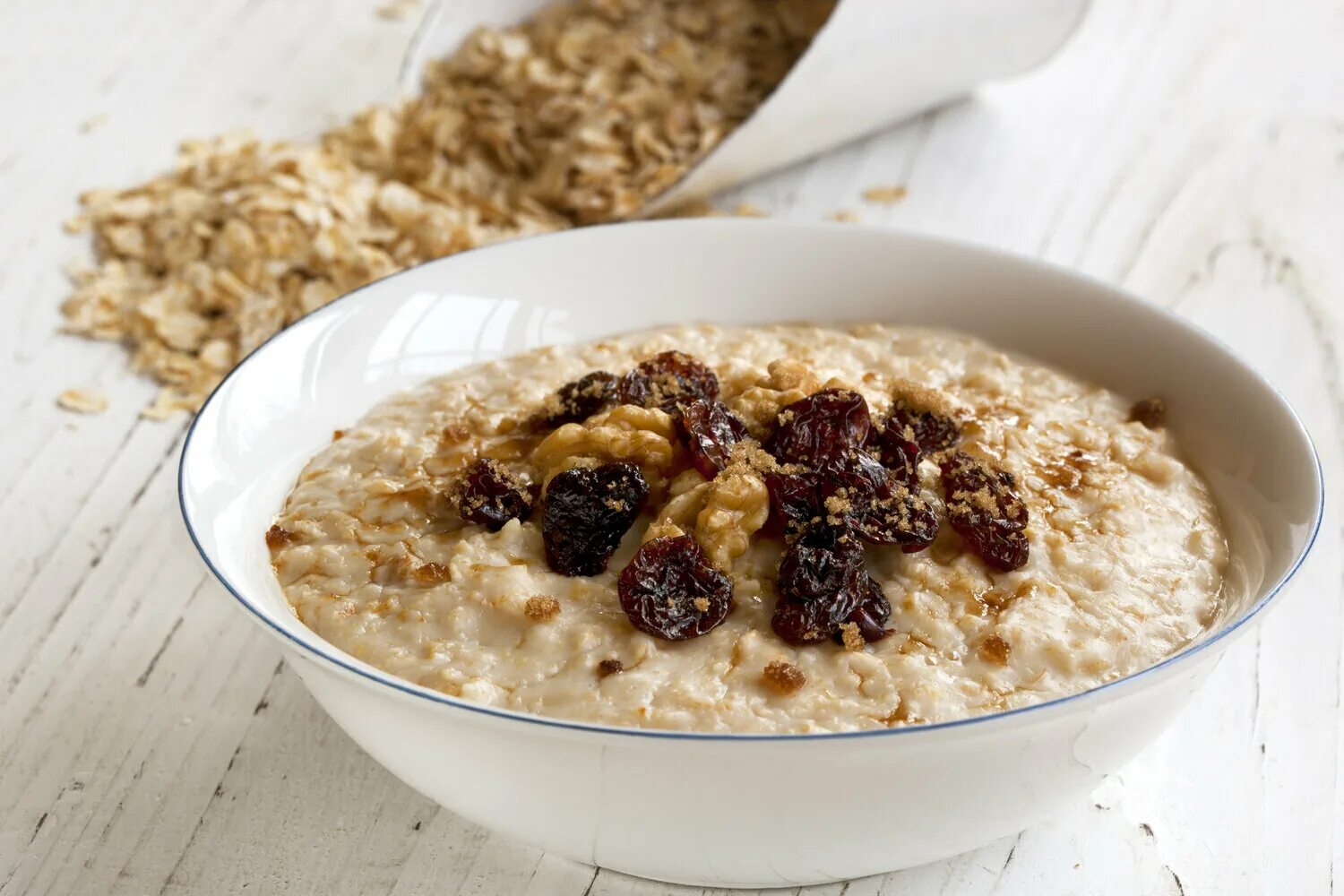 Каша с сухофруктами рецепт. Porridge Геркулес. Поридж каша. Овсяная каша с изюмом. Овсянка с изюмом.