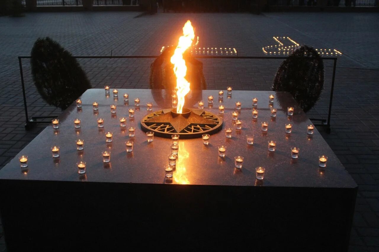 Поделка свечка из бумаги. Как сделать свечу памяти своими руками. Свеча памяти своими руками для детей. Свечка из цветной бумаги. Как сделать свечу памяти своими руками.