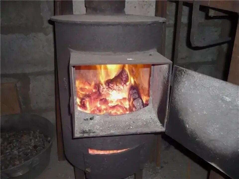 Печка для углей. Кочегар машинист кочегар угольная котельная. Уголь для топки печи. Печка в доме угольная. Уголь в печи.