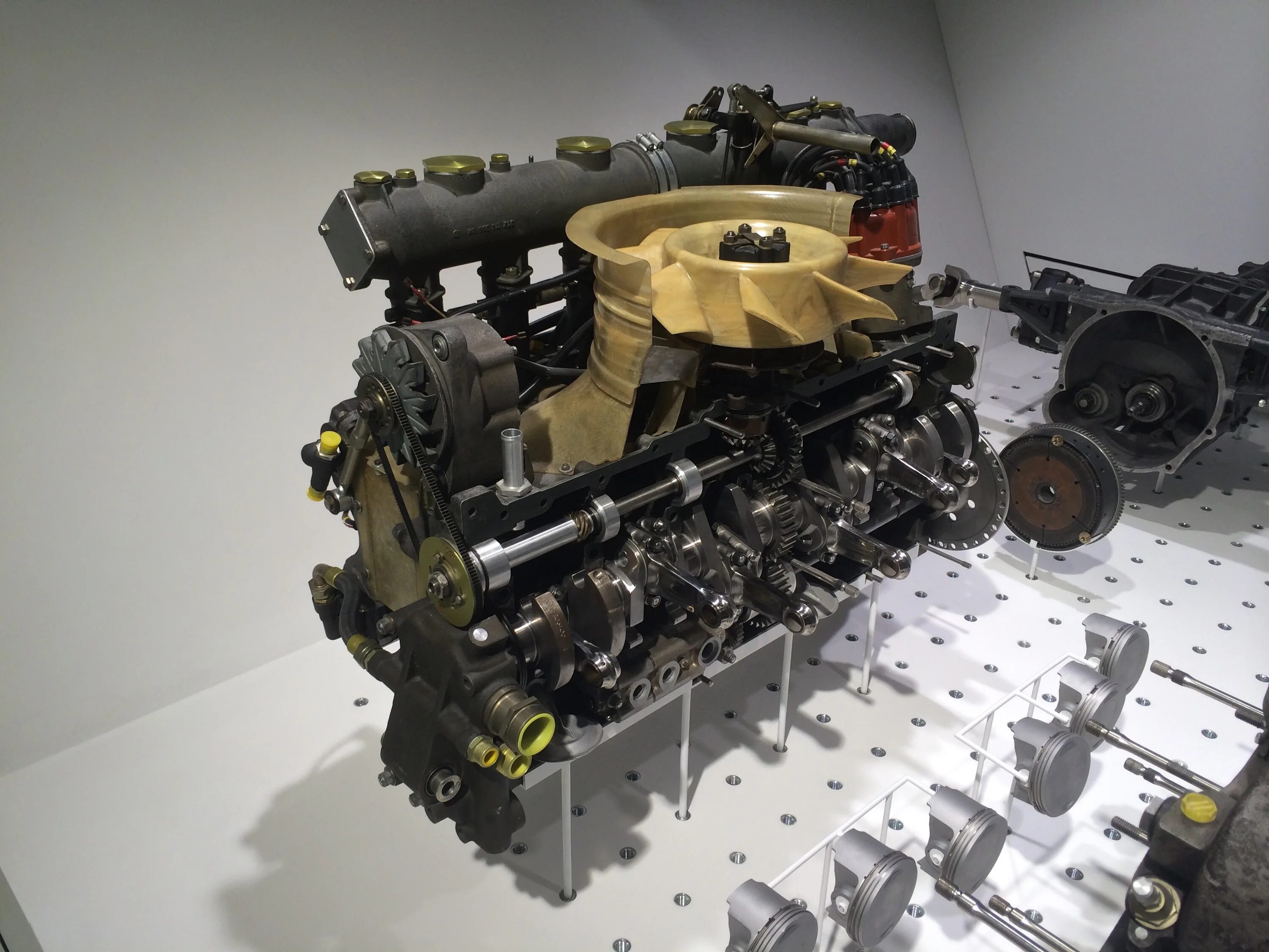 12 двиг. Porsche 917 engine. Porsche 917 мотор. V12 engine. Porsche v12.