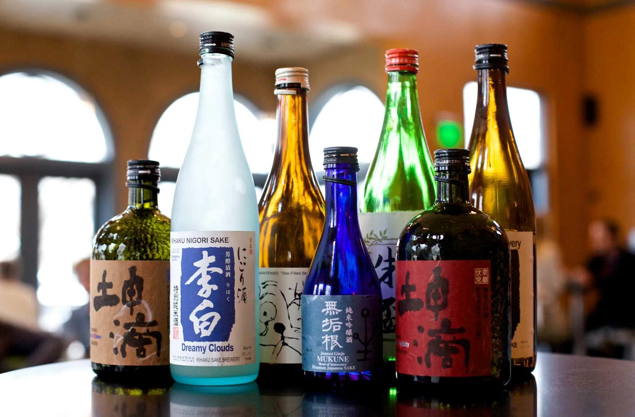 Drink japan. Сакэ Япония. Японская рисовая водка саке. Япония саке алкоголь. Алкогольный напиток сакэ.