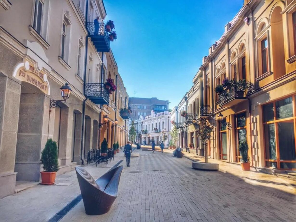 Tbilisi streets. Улица Шардени Тбилиси. Проспект Руставели Тбилиси. Улочки Тбилиси. Тбилиси Чугурети.