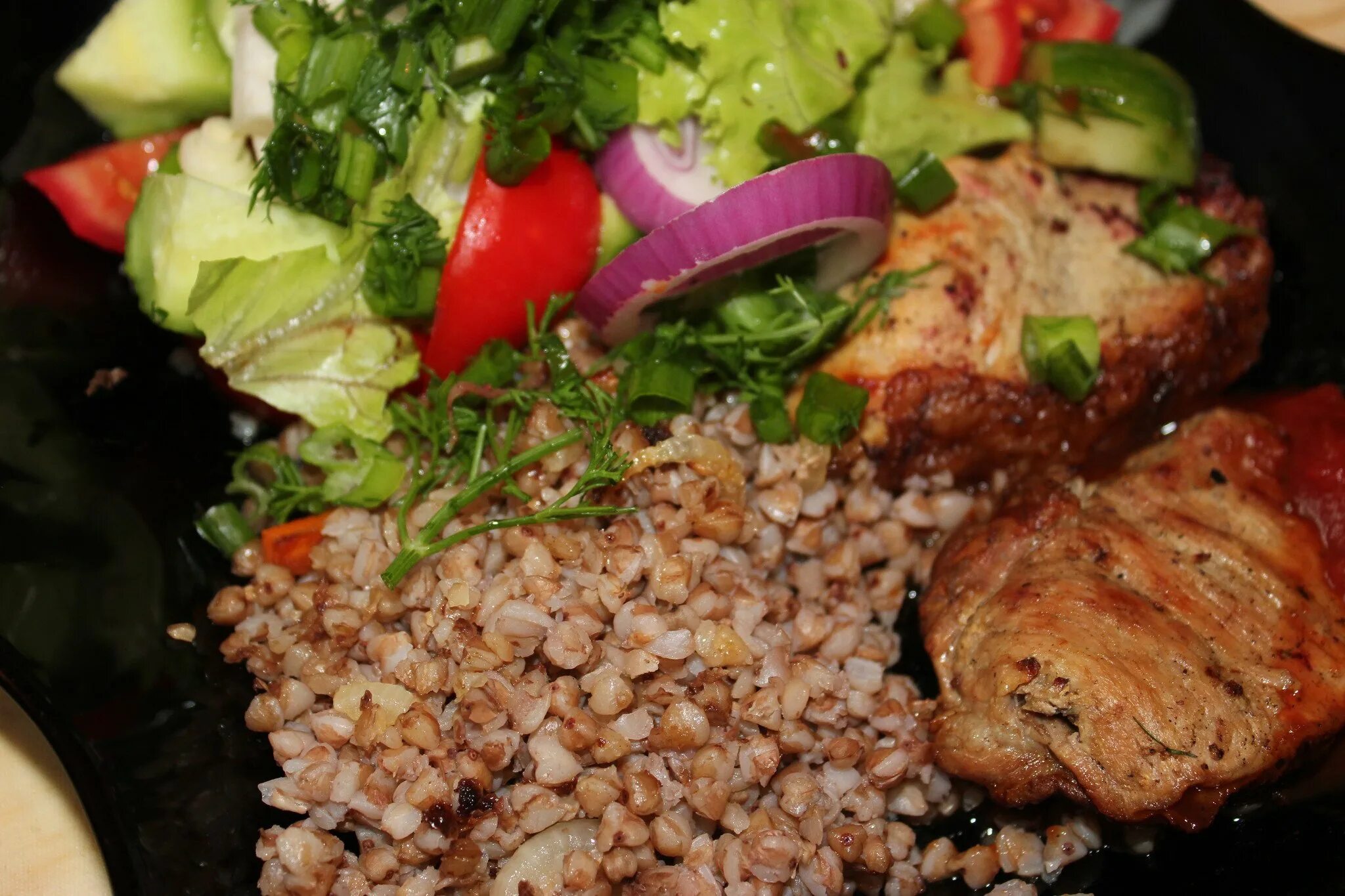 Необычные блюда из гречки. Гречка шашлык. Гречка шашлык. Гречка с куриным шашлыком. Гречневая каша с куриным филе и грибами.