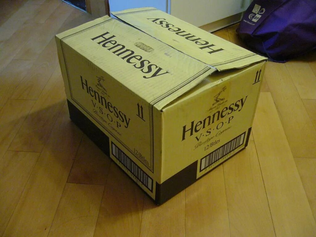 Сколько бутылок в ящике виски. Ящик hennessy. ящик коньяка хеннесси. ящик виски.