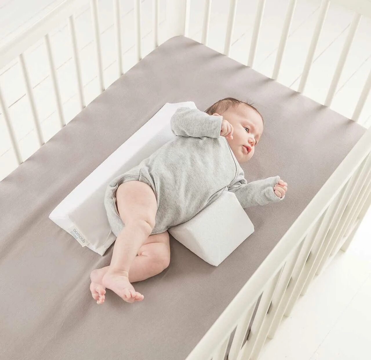 Позы для сна новорожденного. Правильная поза для сна новорожденного. Укладывание малыша в кроватку. Поза младенца во сне. Новорожденному спать на боку или спине
