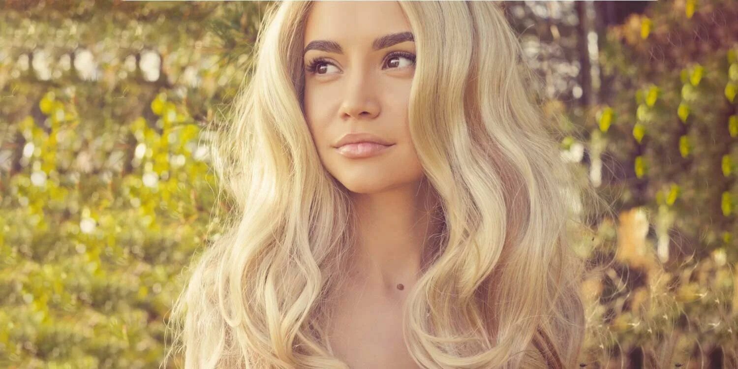 Натуральные оттенки блонда 2022. The best blondes. Blonde straight hair. Роузи хантингтон-уайтли. Брови для блондинок.