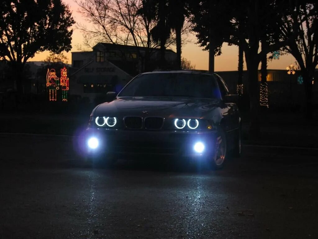 Е39 в темноте. Ангельские глазки бмв е39. e39 ангельские глазки. bmw m5 e39 ангельские глазки. бмв е39 ангельские глазки ночью.