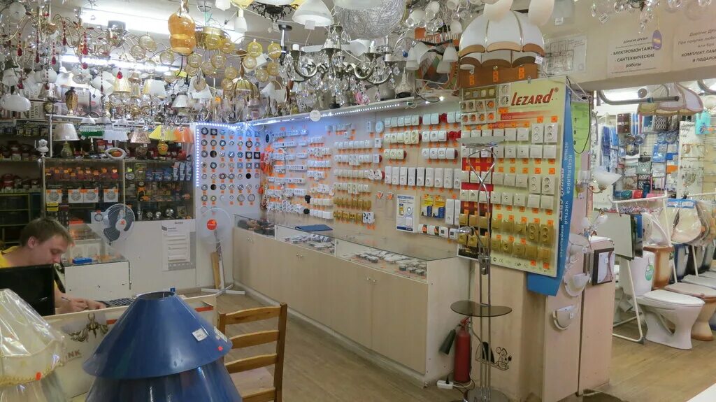 Королев магазины инструмента. Оборудование для магазина инструментов. Профессиональный магазин для мастеров. Электро бензо инструмент магазин. Сантехника электрика хозтовары.