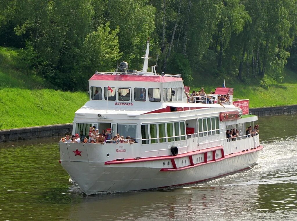 Водоходь. Теплоход Московский 81080. Теплоход прогулочный водоход. Корабль Нижний Новгород водоход. Теплоход Нижний Новгород водоход.