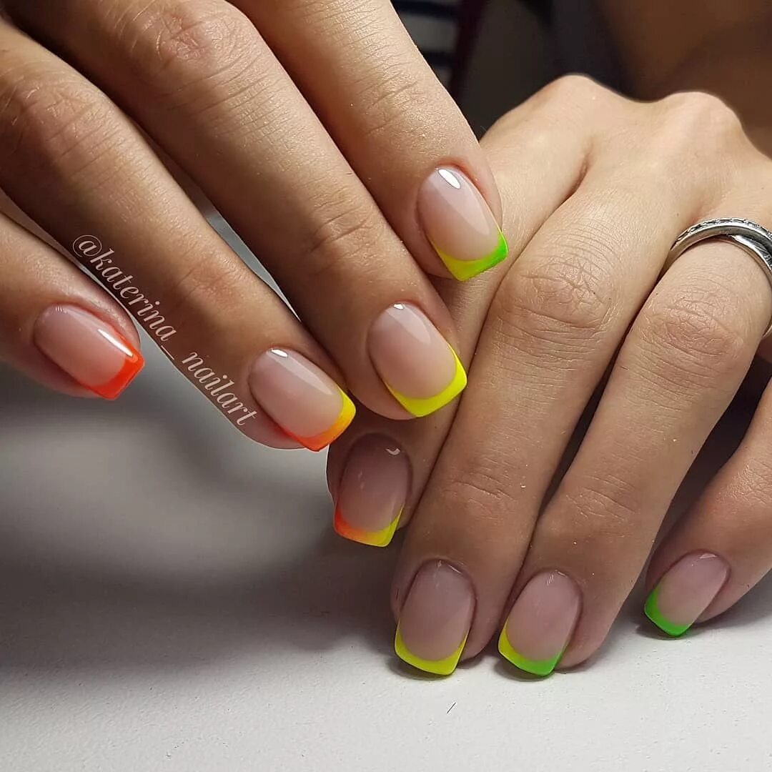 французский маникюр разноцветный. разноцветный френч. разноцветный френч. разноцветные ногти. выкладной френч разноцветный.