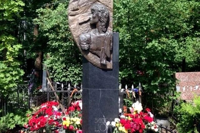 Богословское кладбище санкт-петербург горшенев. Богословское кладбище санкт-петербург цой. Богословское кладбище музыканты. Могилы рок музыкантов. Могила виктора цоя на богословском кладбище в санкт-петербурге.