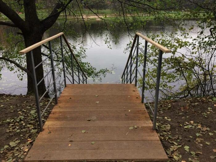Филевский парк спуск к реке. Лестница для спуска в воду. Лестница к реке. Лестница спуск к реке.