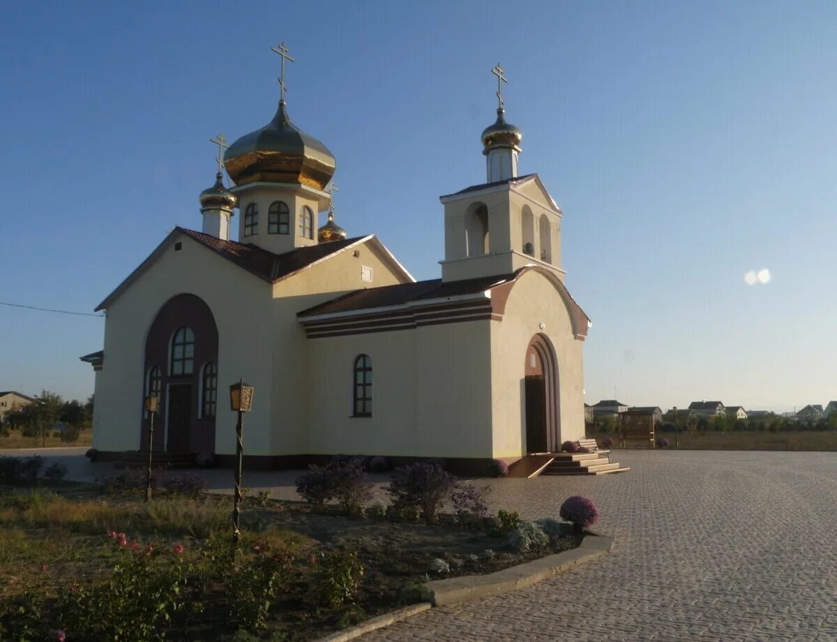 Погода крым кировский район село. Храм Амвросия Оптинского Кировское Крым. Пгт Кировское Крым. Крым Кировский район пгт Кировское. Кировский район Крым Церковь.