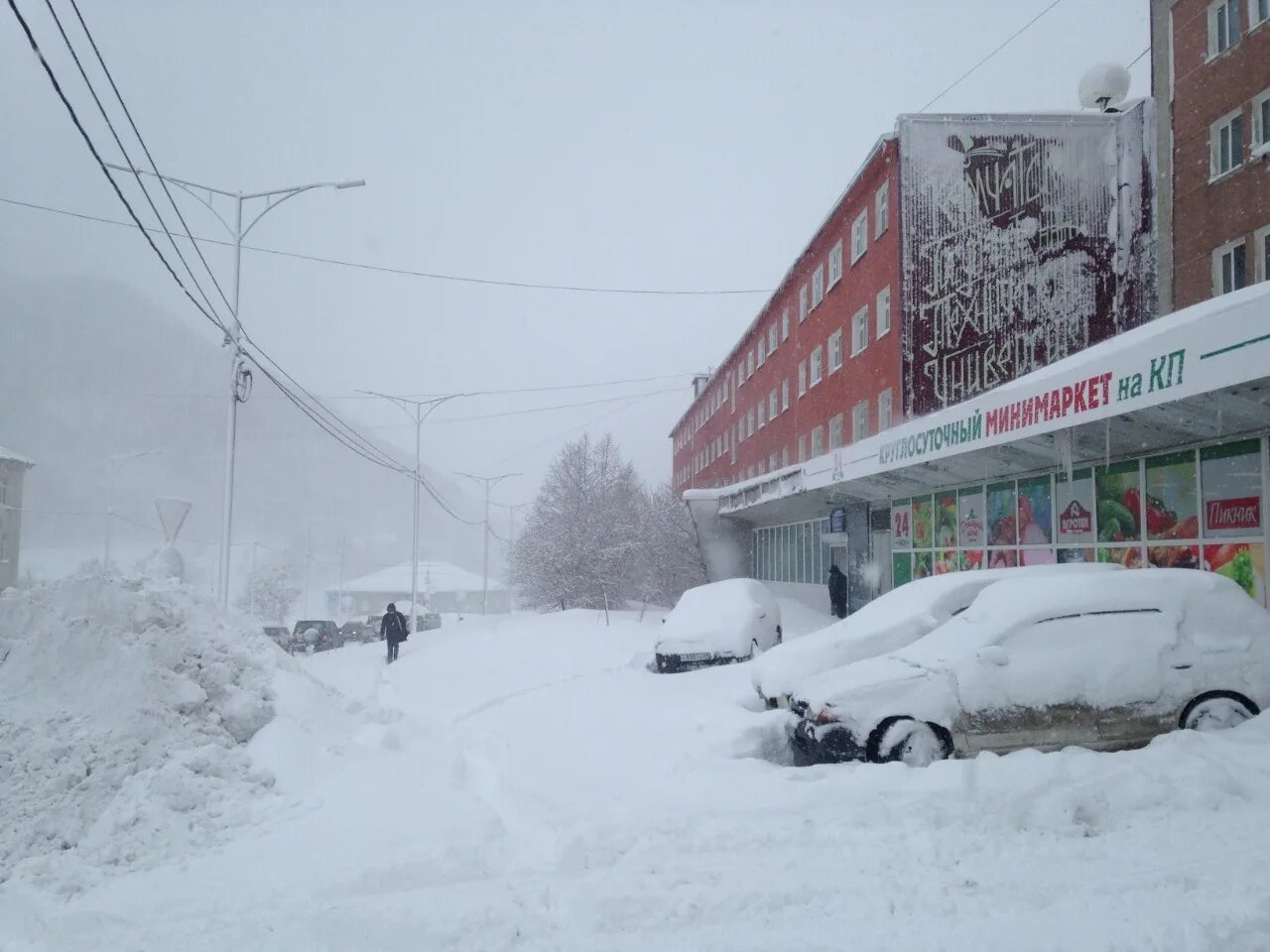 Новости камчатка март. Петропавловск-Камчатский снегопад. Снег в Петропавловске-Камчатском. Камчатка снежный циклон. Снегопад на Камчатке.