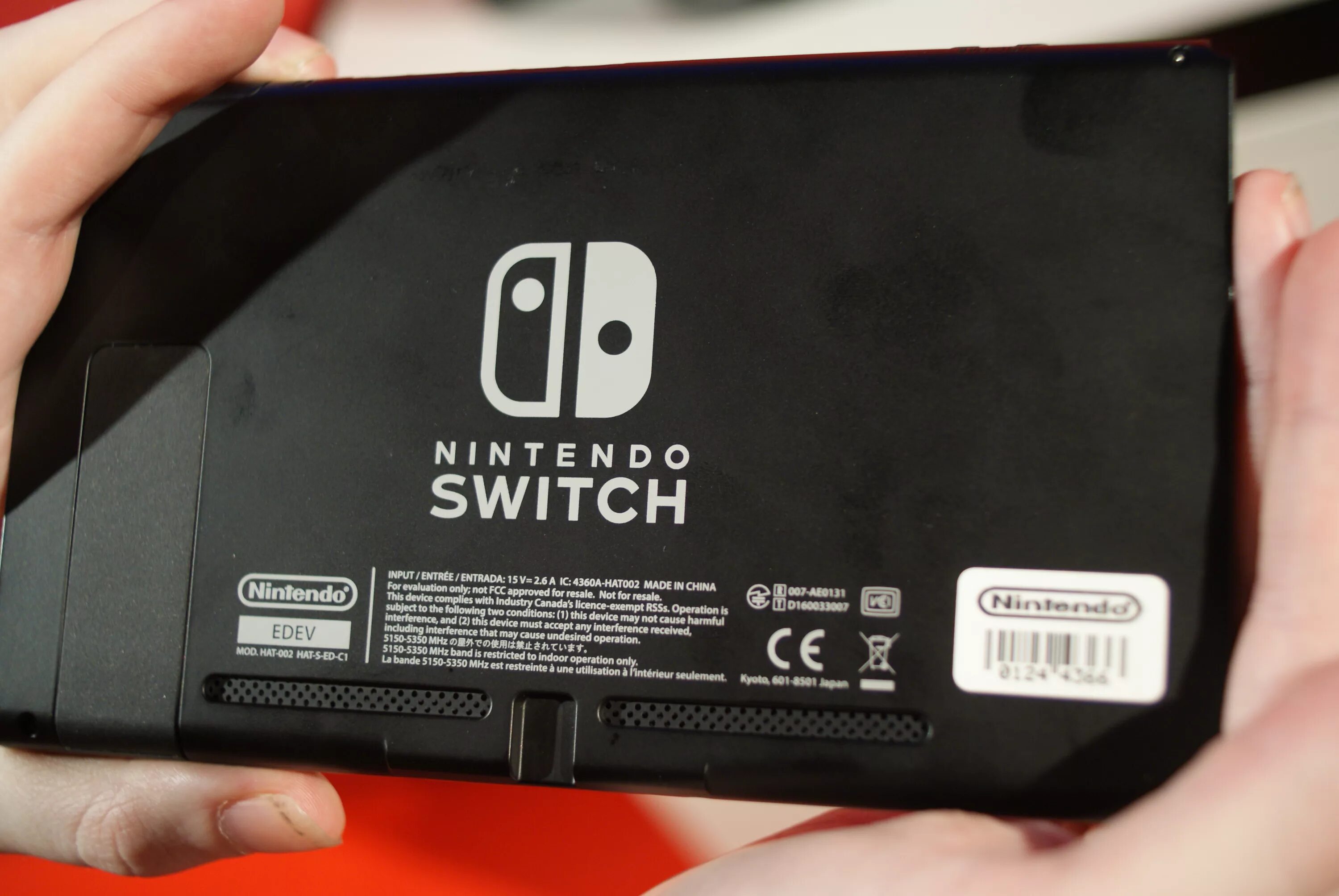 Номер nintendo. Серийный номер Нинтендо свитч. Нинтендо свитч задняя сторона. Nintendo Switch 1. Nintendo Switch Backside.